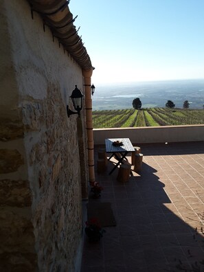 Outdoor dining - the house in the vineyard, a refined country house (Erice)