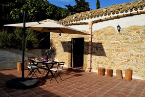 Outdoor dining - the house in the vineyard, a refined country house (Erice)
