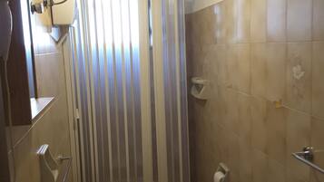 Douche, sèche-cheveux, peignoirs, bidet