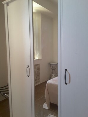 1 chambre, bureau, chambres insonorisées, fer et planche à repasser