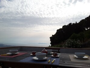 Outdoor dining - the house in the vineyard, a refined country house (Erice)