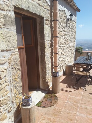 Outdoor dining - the house in the vineyard, a refined country house (Erice)