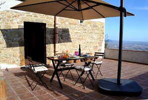 Outdoor dining - the house in the vineyard, a refined country house (Erice)