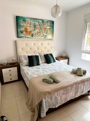 3 slaapkamers, een strijkplank/strijkijzer, reisbedje, gratis wifi