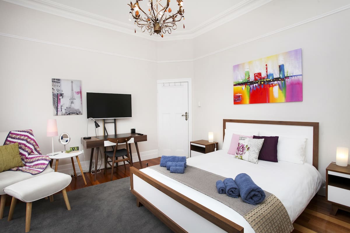 Kamar Deluks, 1 Tempat Tidur Queen (The Palais) | Seprai premium, meja kerja, Wi-Fi gratis, dan didekorasi berbeda-beda