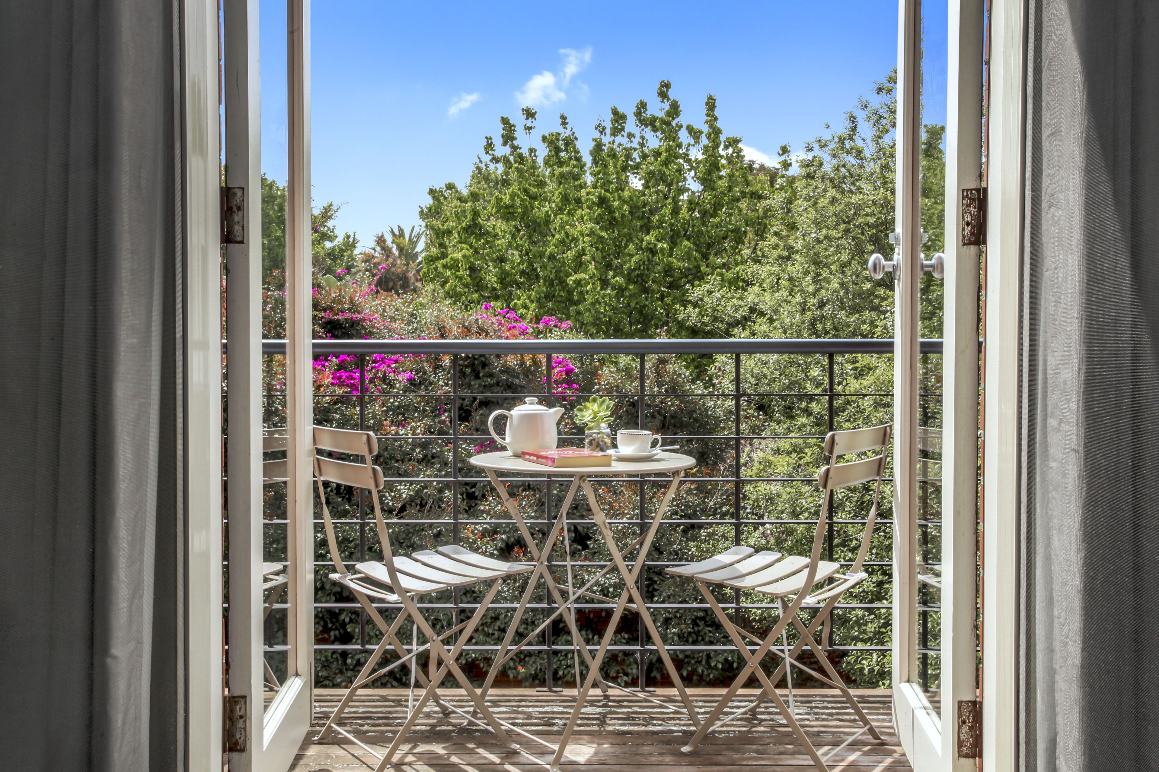 The Botanical Classic Queen Room - Shared bathroom | Premium bedding, individually decorated, individually furnished, desk