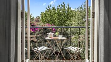 Premium bedding, individually decorated, individually furnished, desk