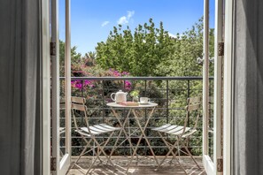 The Botanical Classic Queen Room - Shared bathroom | Premium bedding, individually decorated, individually furnished, desk - Little St Kilda (Elwood)