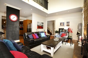 Habitació clàssica (The Botanical) | Sala d'estar | Televisor intel·ligent de 43 polzades amb canals prèmium i televisor 