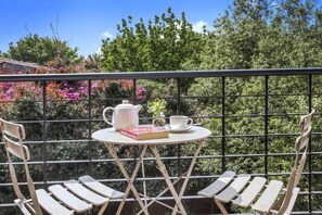 The Botanical Classic Queen Room - Shared bathroom | Premium bedding, individually decorated, individually furnished, desk - Little St Kilda (Elwood)