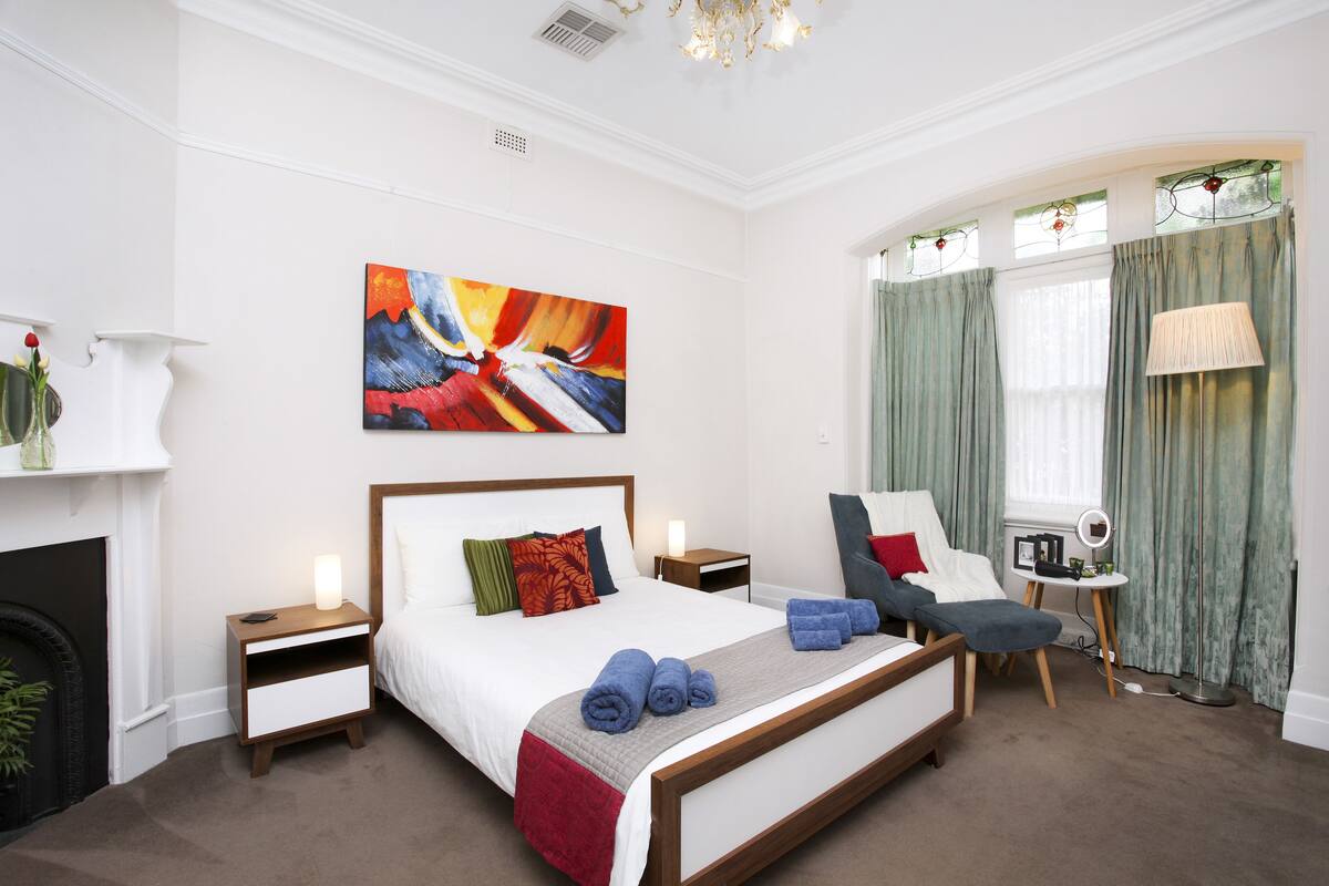 Kamar Standar, 1 Tempat Tidur Queen | Seprai premium, meja kerja, Wi-Fi gratis, dan didekorasi berbeda-beda