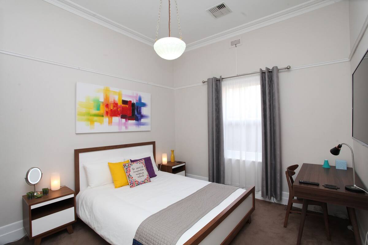 Kamar Standar, 1 Tempat Tidur Queen | Seprai premium, meja kerja, Wi-Fi gratis, dan didekorasi berbeda-beda