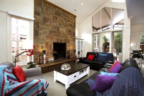 The Botanical Classic Queen Room - Shared bathroom | Living area | 43-inch Smart TV with premium TV channels, TV, Netflix - Little St Kilda (Elwood)