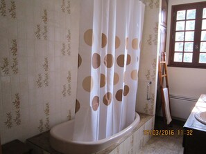 Bathtub, hair dryer, soap, shampoo - House / Villa - RIVEDOUX  PLAGE (Rivedoux-Plage)