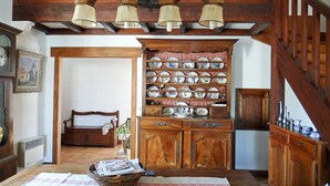 A traditional room with a wooden staircase, a wall-mounted plate rack, and a wooden bench. - House / Villa - RIVEDOUX  PLAGE (Rivedoux-Plage)