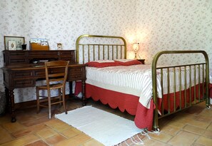 3 間睡房、書桌、熨斗/熨衫板、可攜式嬰兒床