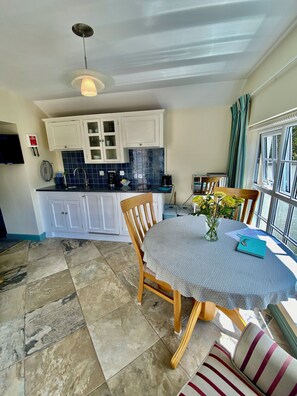 Fridge, microwave, oven, stovetop - Luxury Self Contained Studio on the Roseland Peninsula. En-suite, Parking, Wifi  (Tregony)