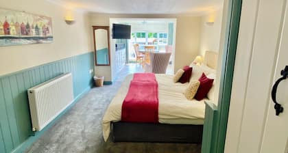 Luxury Self Contained Studio on the Roseland Peninsula. En-suite, Parking, Wifi