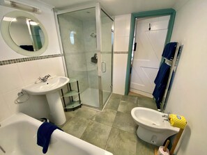 Bañera, secador de pelo, bidé y toallas
