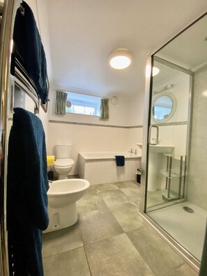 Bathtub, hair dryer, bidet, towels - Luxury Self Contained Studio on the Roseland Peninsula. En-suite, Parking, Wifi  (Tregony)