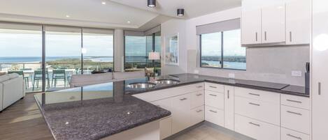 3 Bedroom Apartment - Penthouse | Dapur pribadi | Lemari es besar, microwave, oven, dan kompor