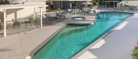 Una piscina al aire libre, una piscina climatizada