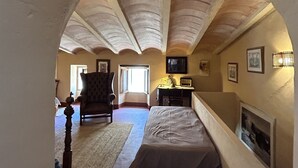 A bedroom with a vaulted ceiling, a bed, a desk, and a chair. - Maria Ca Sa Padrina (Maria de la Salut)