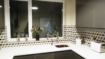 Kjøleskap, mikrobølgeovn, ovn og kokeplater