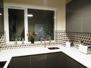 Kühlschrank, Mikrowelle, Ofen, Herdplatte