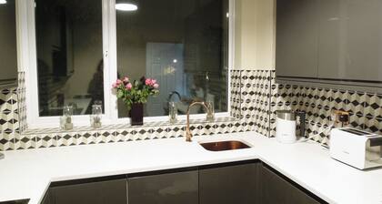 Fabulous & Funky 3 Bedroom Flat in East London. Close to Underground & 24h Tesco
