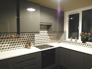 Réfrigérateur, micro-ondes, four, plaque de cuisson