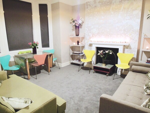 TV, DVD player, books, video library - Fabulous & Funky 3 Bedroom Flat in East London. Close to Underground & 24h Tesco (London)