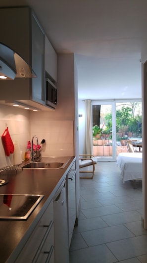 Refrigerador, microondas, parrilla de estufa y cafetera y tetera 
