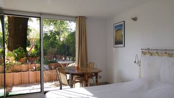 Een strijkplank/strijkijzer, gratis wifi, beddengoed