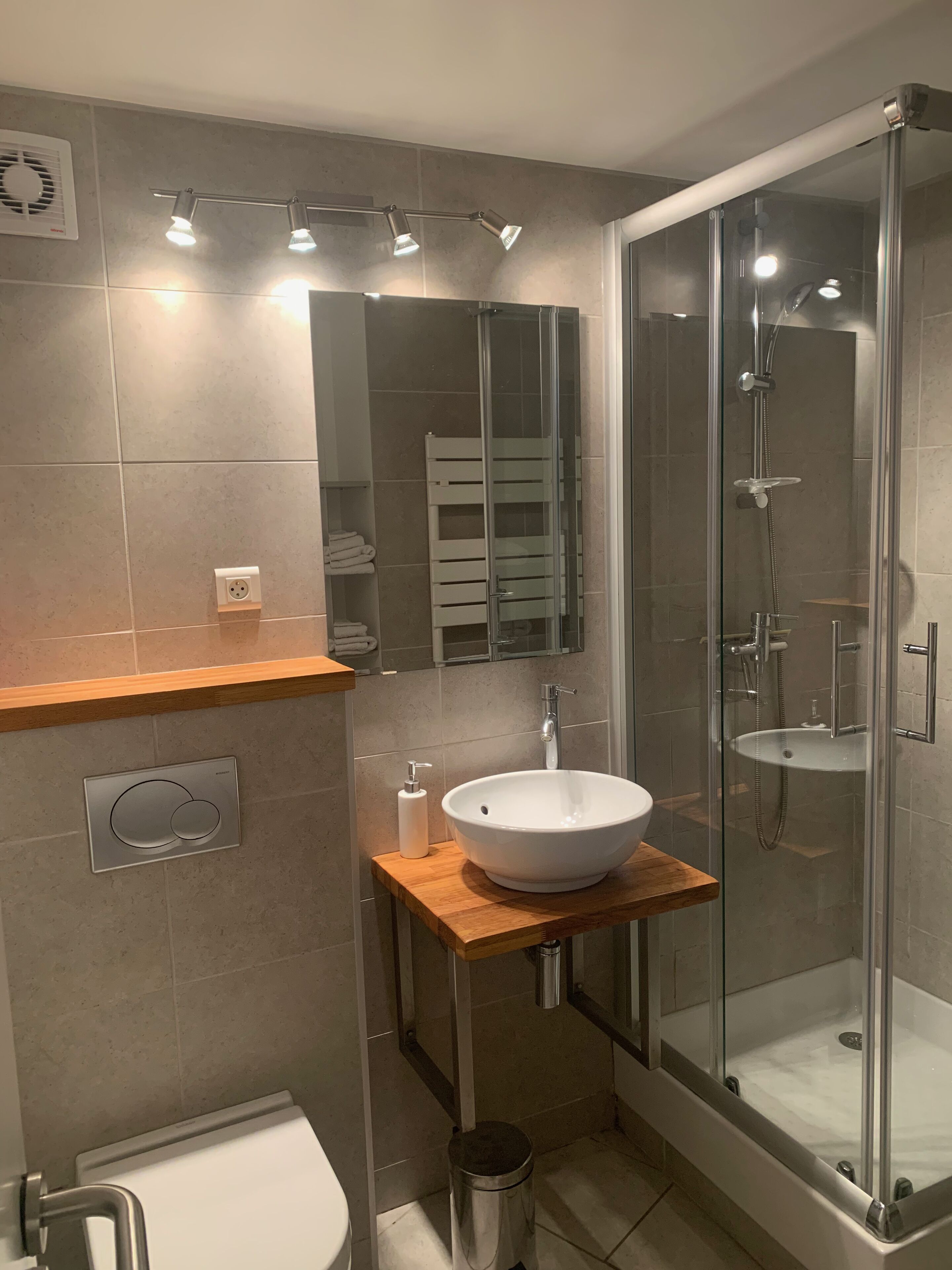 Douche, sèche-cheveux, serviettes fournies, savon