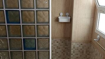 Baignoire, sĂšche-cheveux, serviettes fournies, savon