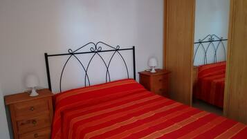 2 slaapkamers, een strijkplank/strijkijzer, gratis wifi, beddengoed