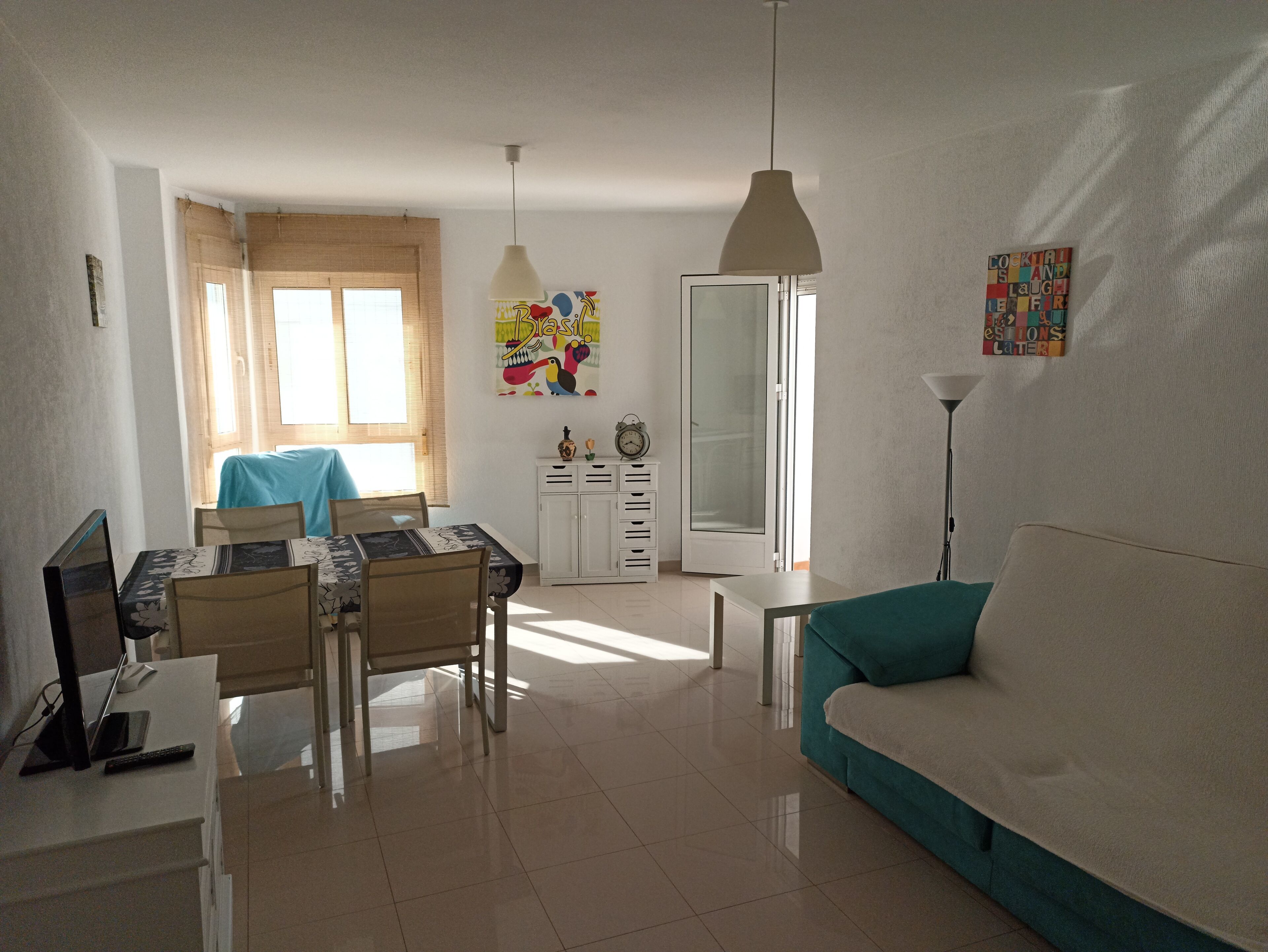 Een smart-tv en boeken