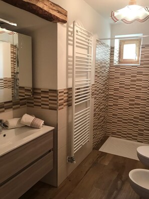 Shower, hair dryer, bidet, towels - Apartment in the mountains, view of the Maddalene chain -Trentino-Alto Adige CIN (Tregiovo)