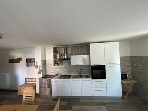 Fridge, microwave, oven, stovetop - Apartment in the mountains, view of the Maddalene chain -Trentino-Alto Adige CIN (Tregiovo)