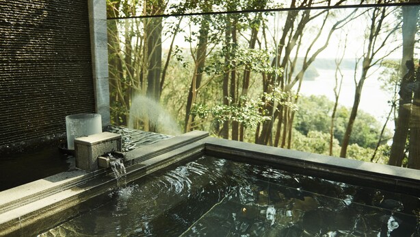 A hot tub with a view of a forest and a body of water. - The Hiramatsu Hotels & Resorts Kashikojima (Shima)