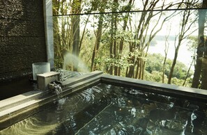 A hot tub with a view of a forest and a body of water. - The Hiramatsu Hotels & Resorts Kashikojima (Shima)