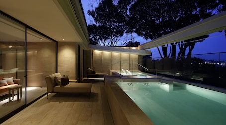 Outdoor spa tub