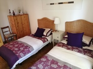 4 chambres, fer et planche à repasser, Wi-Fi, draps fournis