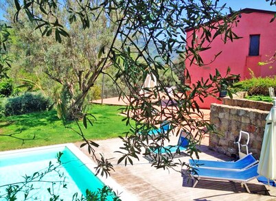 Relajantes vacaciones con piscina, cerca del mar de Capo d'Orlando