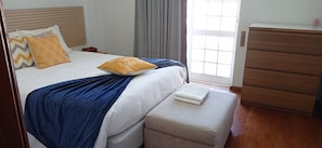 2 bedrooms, travel crib, free WiFi, bed sheets
