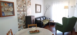 Flat-screen TV, fireplace, books