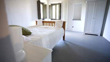 4 bedrooms, Egyptian cotton sheets, iron/ironing board, free WiFi