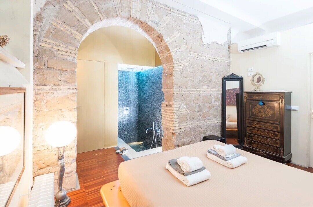 2 habitaciones, tabla de planchar con plancha y cuna de viaje 