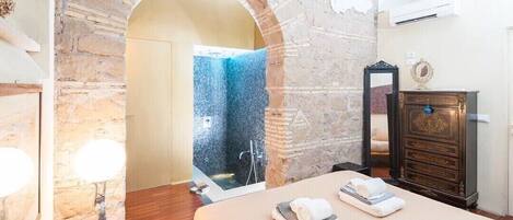 2 bedrooms, iron/ironing board, travel crib, free WiFi